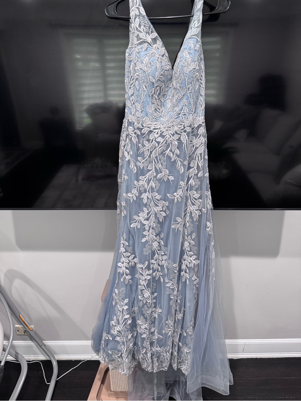 Elegant Light Blue Lace Appliqué V-Neck Evening Dress